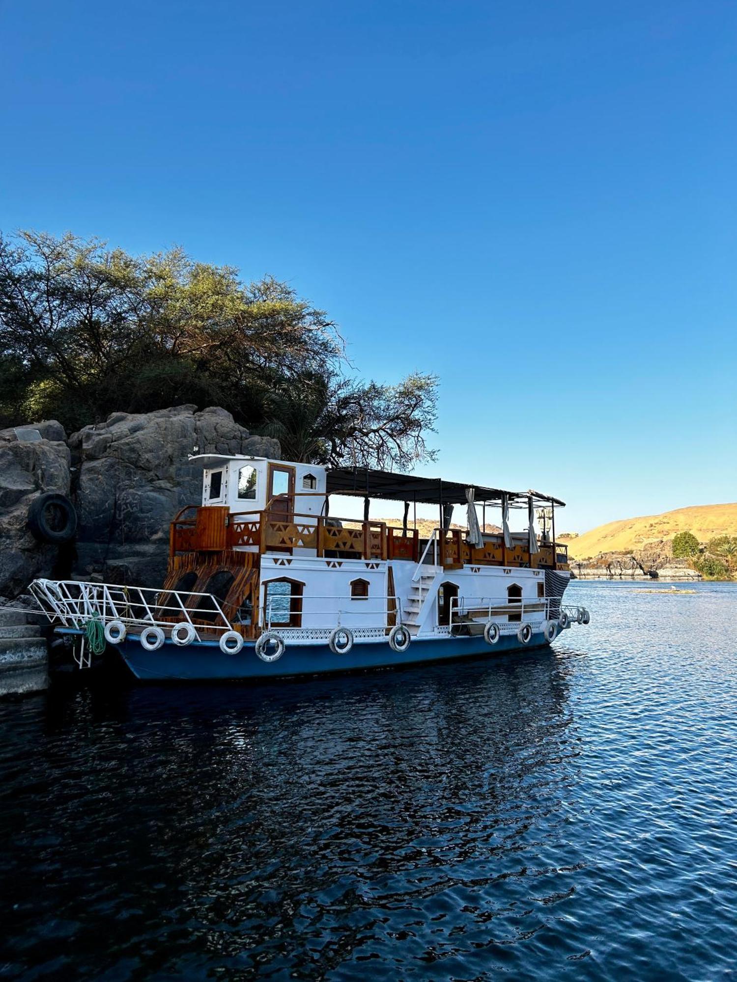 Houseboat Hotel And Nile Cruises Zainoba Асуан Экстерьер фото